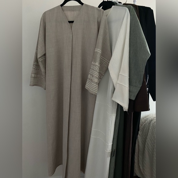 Grey linen abaya with embroidery - Picture 2 of 4